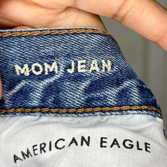 American Eagle Mom High Waisted Distressed Med Light Wash Jeans size 4L - Picture 5 of 6